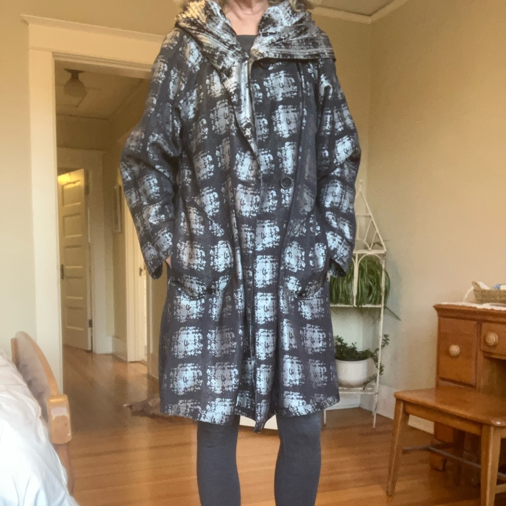 Black and silver Ubu reversible women’s long hooded coat